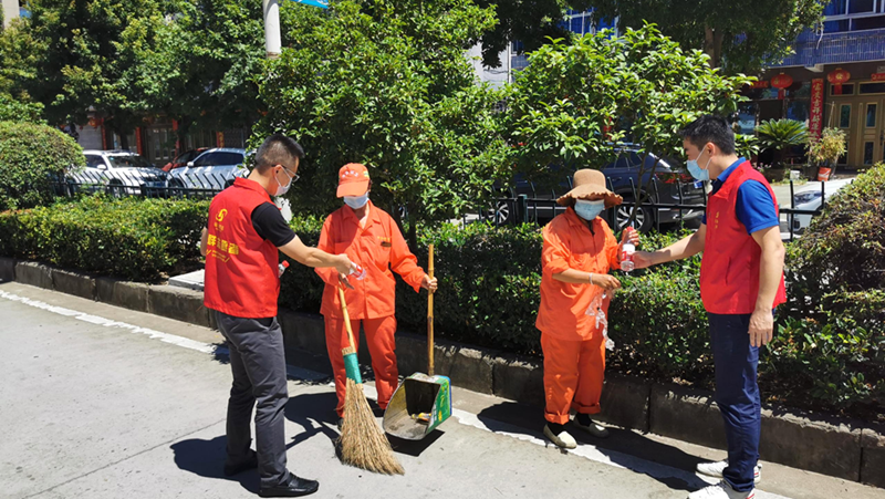華都浙南黨支部為戶(hù)外工作者&ldquo;送清涼&rdquo;